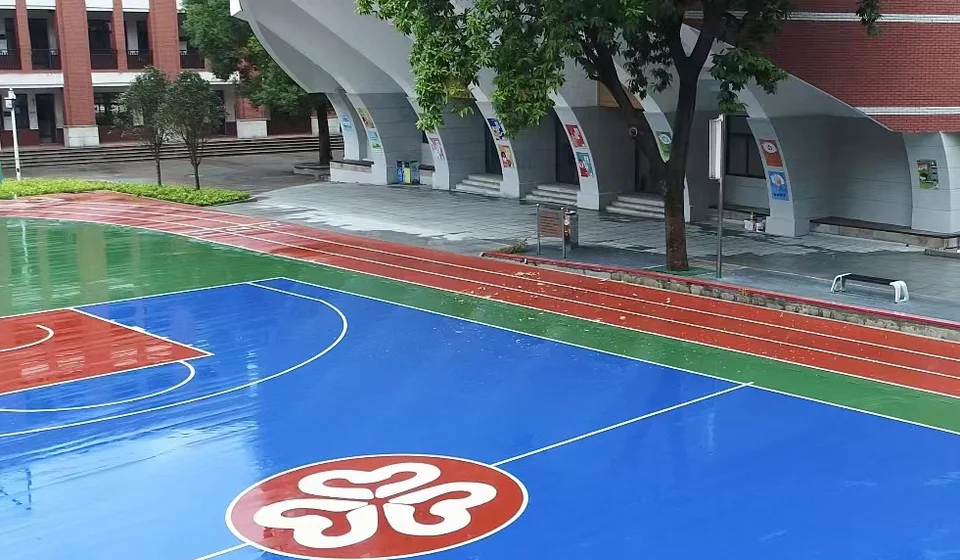 福州一中东街校区的操场与常青馆